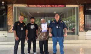 Doc. Mariyanto didampingi kuasa hukum dari Subur Jaya Lawfirm – FERADI WPI berfoto bersama di depan Kantor Ditreskrimum Polda Jawa Tengah usai mengajukan laporan terkait hilangnya kendaraan Suzuki Carry miliknya yang terjadi di wilayah Salatiga.