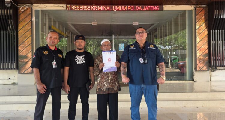 Doc. Mariyanto didampingi kuasa hukum dari Subur Jaya Lawfirm – FERADI WPI berfoto bersama di depan Kantor Ditreskrimum Polda Jawa Tengah usai mengajukan laporan terkait hilangnya kendaraan Suzuki Carry miliknya yang terjadi di wilayah Salatiga.