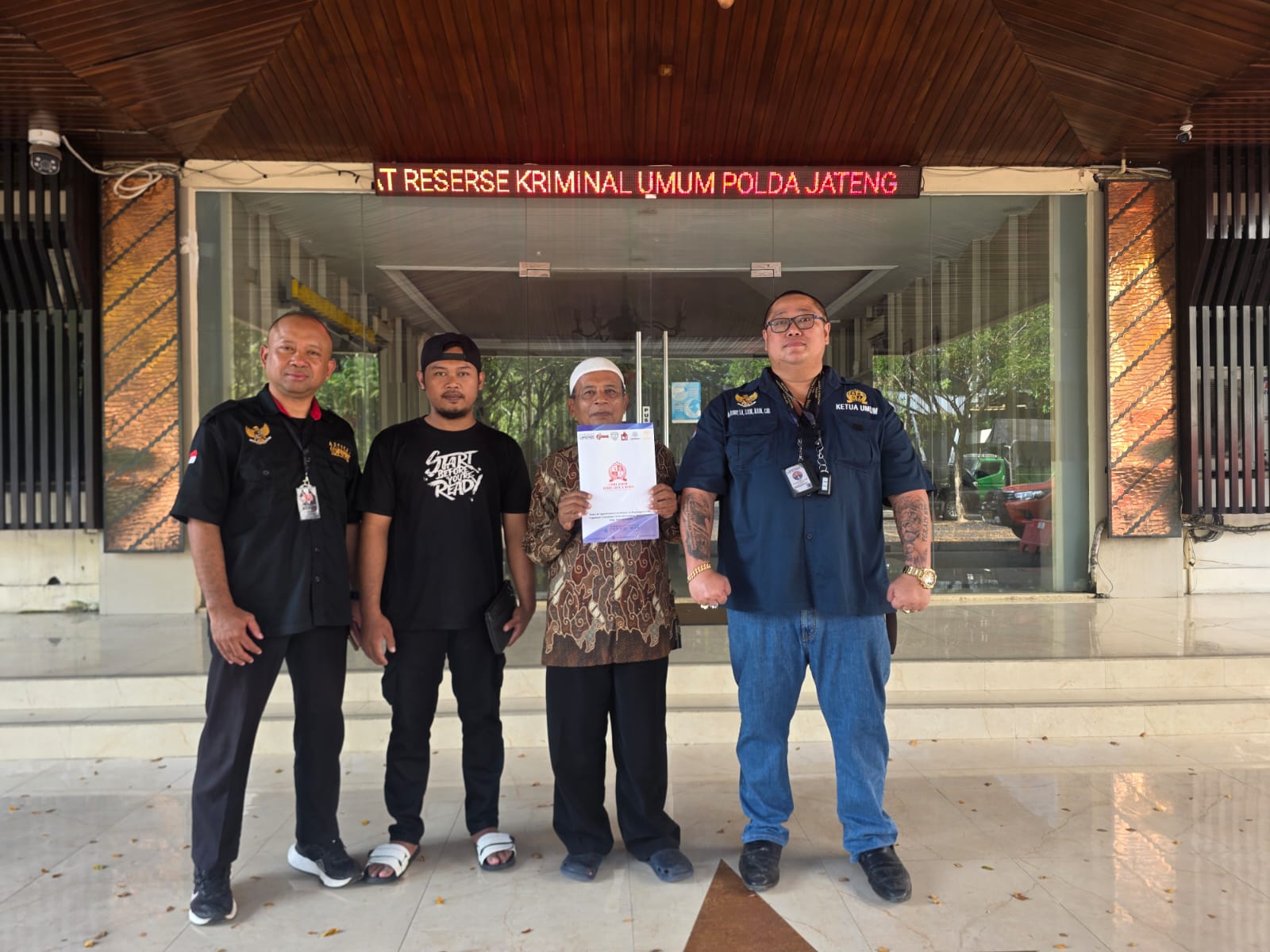Doc. Mariyanto didampingi kuasa hukum dari Subur Jaya Lawfirm – FERADI WPI berfoto bersama di depan Kantor Ditreskrimum Polda Jawa Tengah usai mengajukan laporan terkait hilangnya kendaraan Suzuki Carry miliknya yang terjadi di wilayah Salatiga.