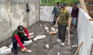 Doc. Pengurus dan pemuda LDII Kota Semarang bersama personel TNI dari Kodim 0733/Semarang mengikuti kegiatan kerja bakti pembangunan saluran air, jembatan, dan musolla dalam program TMMD Sengkuyung Tahun 2026 di Kelurahan Wates, Kecamatan Ngaliyan, Kota Semarang, Sabtu (16/5/2026).