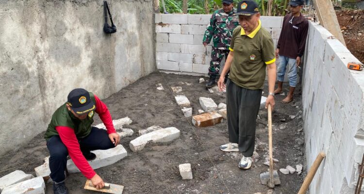 Doc. Pengurus dan pemuda LDII Kota Semarang bersama personel TNI dari Kodim 0733/Semarang mengikuti kegiatan kerja bakti pembangunan saluran air, jembatan, dan musolla dalam program TMMD Sengkuyung Tahun 2026 di Kelurahan Wates, Kecamatan Ngaliyan, Kota Semarang, Sabtu (16/5/2026).
