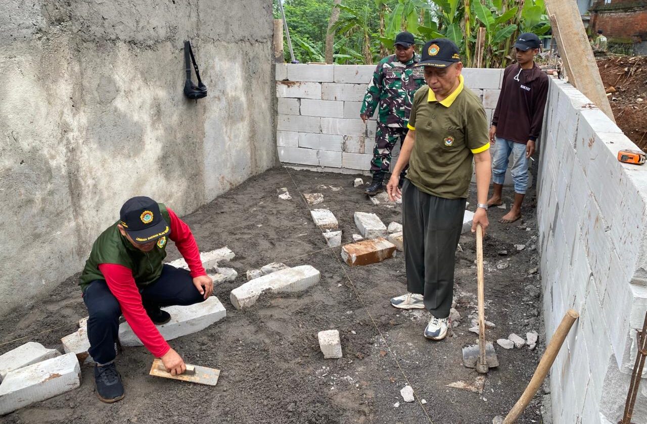 Doc. Pengurus dan pemuda LDII Kota Semarang bersama personel TNI dari Kodim 0733/Semarang mengikuti kegiatan kerja bakti pembangunan saluran air, jembatan, dan musolla dalam program TMMD Sengkuyung Tahun 2026 di Kelurahan Wates, Kecamatan Ngaliyan, Kota Semarang, Sabtu (16/5/2026).