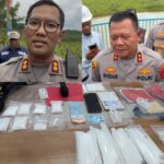 Doc. Kompilasi Kapolres Kukar AKBP Khairul Basyar dan Kapolda Kaltim Irjen Pol Endar Priantoro saat memberikan keterangan kepada media terkait penanganan kasus dugaan narkotika, disertai tampilan sejumlah barang bukti yang diamankan kepolisian dalam pengungkapan perkara tersebut.