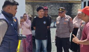 Doc. Personel kepolisian dari Polres Banjarbaru saat melakukan olah tempat kejadian perkara (TKP) terkait penemuan jasad bayi perempuan yang ditemukan terkubur di area sekitar kos-kosan di kawasan Karang Anyar 3, Kelurahan Loktabat Utara, Banjarbaru, Sabtu (16/5/2026). Pemeriksaan dilakukan untuk mengumpulkan barang bukti dan mendukung proses penyelidikan lebih lanjut.