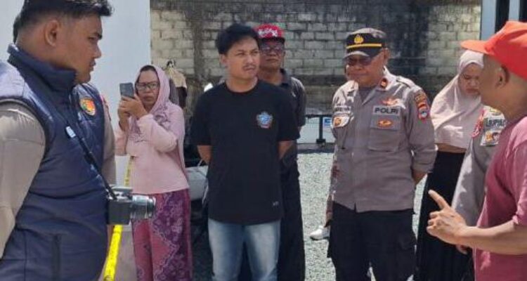 Doc. Personel kepolisian dari Polres Banjarbaru saat melakukan olah tempat kejadian perkara (TKP) terkait penemuan jasad bayi perempuan yang ditemukan terkubur di area sekitar kos-kosan di kawasan Karang Anyar 3, Kelurahan Loktabat Utara, Banjarbaru, Sabtu (16/5/2026). Pemeriksaan dilakukan untuk mengumpulkan barang bukti dan mendukung proses penyelidikan lebih lanjut.