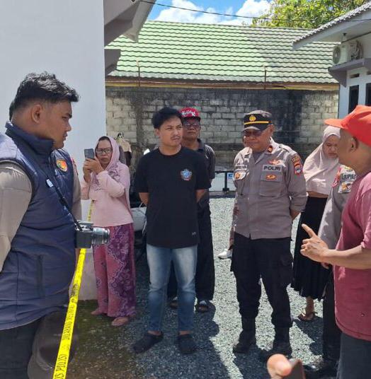 Doc. Personel kepolisian dari Polres Banjarbaru saat melakukan olah tempat kejadian perkara (TKP) terkait penemuan jasad bayi perempuan yang ditemukan terkubur di area sekitar kos-kosan di kawasan Karang Anyar 3, Kelurahan Loktabat Utara, Banjarbaru, Sabtu (16/5/2026). Pemeriksaan dilakukan untuk mengumpulkan barang bukti dan mendukung proses penyelidikan lebih lanjut.