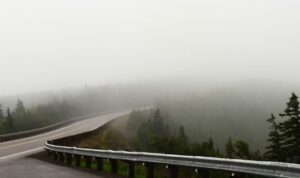 Doc. Kondisi salah satu ruas jalan di kawasan Singosari, Kabupaten Malang, yang diselimuti fenomena udara kabur atau mist/haze pada Sabtu pagi. Fenomena tersebut menyebabkan jarak pandang pengendara berkurang sehingga masyarakat diimbau meningkatkan kewaspadaan saat berkendara.