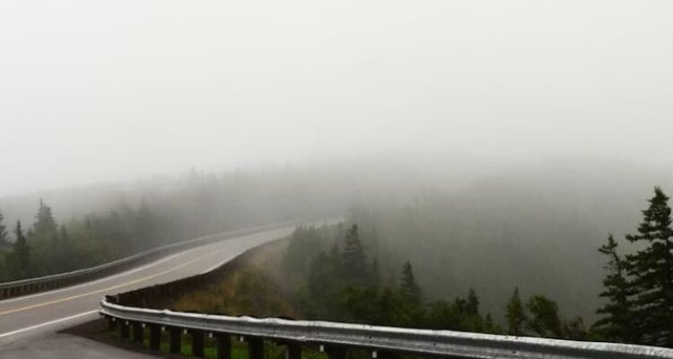Doc. Kondisi salah satu ruas jalan di kawasan Singosari, Kabupaten Malang, yang diselimuti fenomena udara kabur atau mist/haze pada Sabtu pagi. Fenomena tersebut menyebabkan jarak pandang pengendara berkurang sehingga masyarakat diimbau meningkatkan kewaspadaan saat berkendara.