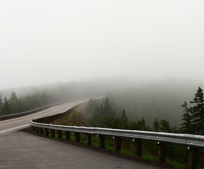 Doc. Kondisi salah satu ruas jalan di kawasan Singosari, Kabupaten Malang, yang diselimuti fenomena udara kabur atau mist/haze pada Sabtu pagi. Fenomena tersebut menyebabkan jarak pandang pengendara berkurang sehingga masyarakat diimbau meningkatkan kewaspadaan saat berkendara.