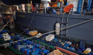 Doc. Barang bukti berupa sekitar 3.035 liter bahan bakar minyak (BBM) jenis bio solar bersubsidi yang diamankan aparat Ditpolairud Korpolairud Baharkam Polri dalam pengungkapan dugaan penyalahgunaan distribusi BBM subsidi di wilayah perairan Banjarmasin, Sabtu (16/5/2026). BBM tersebut ditemukan dalam puluhan jirigen yang diduga akan didistribusikan secara ilegal.