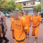 Doc. Petugas kepolisian menggiring terduga pelaku kasus penusukan terhadap seorang petugas keamanan (satpam) di kawasan Perumahan Cemara Diamond Townhouse, Kota Malang, saat proses pemeriksaan lanjutan. Terduga pelaku tampak mengenakan baju tahanan kepolisian. Wajah terduga pelaku sengaja dibuat blur untuk melindungi identitas selama proses hukum masih berlangsung serta mengedepankan asas praduga tak bersalah sesuai prinsip kode etik jurnalistik dan ketentuan hukum yang berlaku.
