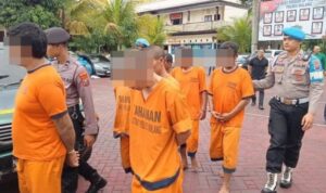 Kasus Penusukan Satpam di Cemorokandang Terungkap, Pelaku Dibekuk di Pakis Doc. Petugas kepolisian menggiring terduga pelaku kasus penusukan terhadap seorang petugas keamanan (satpam) di kawasan Perumahan Cemara Diamond Townhouse, Kota Malang, saat proses pemeriksaan lanjutan. Terduga pelaku tampak mengenakan baju tahanan kepolisian. Wajah terduga pelaku sengaja dibuat blur untuk melindungi identitas selama proses hukum masih berlangsung serta mengedepankan asas praduga tak bersalah sesuai prinsip kode etik jurnalistik dan ketentuan hukum yang berlaku.