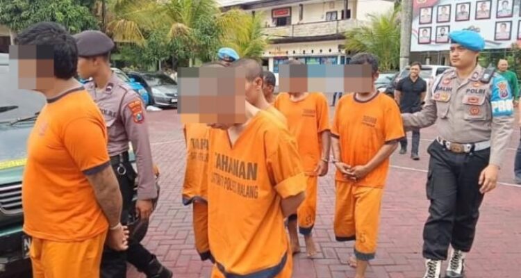 Doc. Petugas kepolisian menggiring terduga pelaku kasus penusukan terhadap seorang petugas keamanan (satpam) di kawasan Perumahan Cemara Diamond Townhouse, Kota Malang, saat proses pemeriksaan lanjutan. Terduga pelaku tampak mengenakan baju tahanan kepolisian. Wajah terduga pelaku sengaja dibuat blur untuk melindungi identitas selama proses hukum masih berlangsung serta mengedepankan asas praduga tak bersalah sesuai prinsip kode etik jurnalistik dan ketentuan hukum yang berlaku.