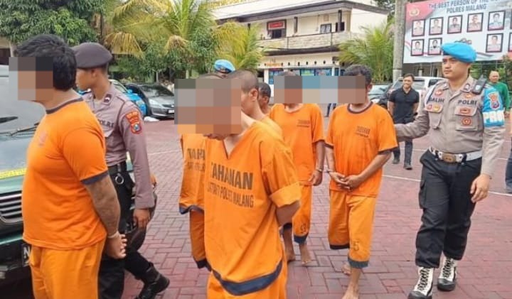 Doc. Petugas kepolisian menggiring terduga pelaku kasus penusukan terhadap seorang petugas keamanan (satpam) di kawasan Perumahan Cemara Diamond Townhouse, Kota Malang, saat proses pemeriksaan lanjutan. Terduga pelaku tampak mengenakan baju tahanan kepolisian. Wajah terduga pelaku sengaja dibuat blur untuk melindungi identitas selama proses hukum masih berlangsung serta mengedepankan asas praduga tak bersalah sesuai prinsip kode etik jurnalistik dan ketentuan hukum yang berlaku.