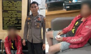 Doc. Terduga pelaku berinisial ES saat menjalani pemeriksaan oleh petugas kepolisian di Polsek Banjarmasin Utara terkait dugaan aksi pemalakan terhadap pengguna jalan di kawasan Kayutangi, Kota Banjarmasin.