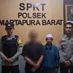 Doc. Seorang warga yang sebelumnya menyampaikan informasi dugaan pembegalan menjalani klarifikasi di SPKT Polsek Martapura Barat, Kabupaten Banjar, didampingi anggota kepolisian, setelah dipastikan bahwa peristiwa begal yang sempat beredar di masyarakat tidak benar.