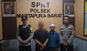 Doc. Seorang warga yang sebelumnya menyampaikan informasi dugaan pembegalan menjalani klarifikasi di SPKT Polsek Martapura Barat, Kabupaten Banjar, didampingi anggota kepolisian, setelah dipastikan bahwa peristiwa begal yang sempat beredar di masyarakat tidak benar.