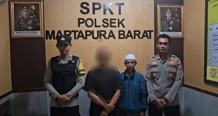 Doc. Seorang warga yang sebelumnya menyampaikan informasi dugaan pembegalan menjalani klarifikasi di SPKT Polsek Martapura Barat, Kabupaten Banjar, didampingi anggota kepolisian, setelah dipastikan bahwa peristiwa begal yang sempat beredar di masyarakat tidak benar.