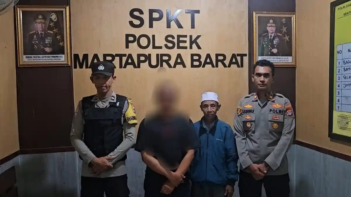 Doc. Seorang warga yang sebelumnya menyampaikan informasi dugaan pembegalan menjalani klarifikasi di SPKT Polsek Martapura Barat, Kabupaten Banjar, didampingi anggota kepolisian, setelah dipastikan bahwa peristiwa begal yang sempat beredar di masyarakat tidak benar.
