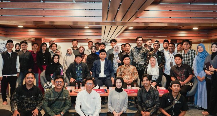 Doc. Narasumber, panitia, dan peserta berfoto bersama usai pelaksanaan World Peace Forum 2026: Featuring Edu Fair and Harmony Tour di Masjid Raya Al Jabbar, Bandung, Jawa Barat, Minggu (17/5/2026).