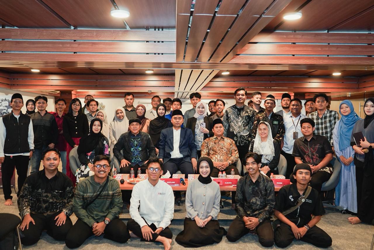 Doc. Narasumber, panitia, dan peserta berfoto bersama usai pelaksanaan World Peace Forum 2026: Featuring Edu Fair and Harmony Tour di Masjid Raya Al Jabbar, Bandung, Jawa Barat, Minggu (17/5/2026).