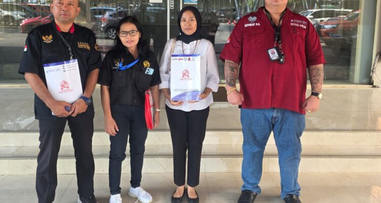 Doc. Keterangan Foto: Advokat Donny Andretti bersama tim Firma Hukum Subur Jaya dan Rekan, klien pendampingan, serta rekan media berfoto bersama usai menjalani pemeriksaan dan pendampingan laporan dugaan pemalsuan tanda tangan di Ditreskrimum Polda Jawa Tengah, Senin (18/5/2026).