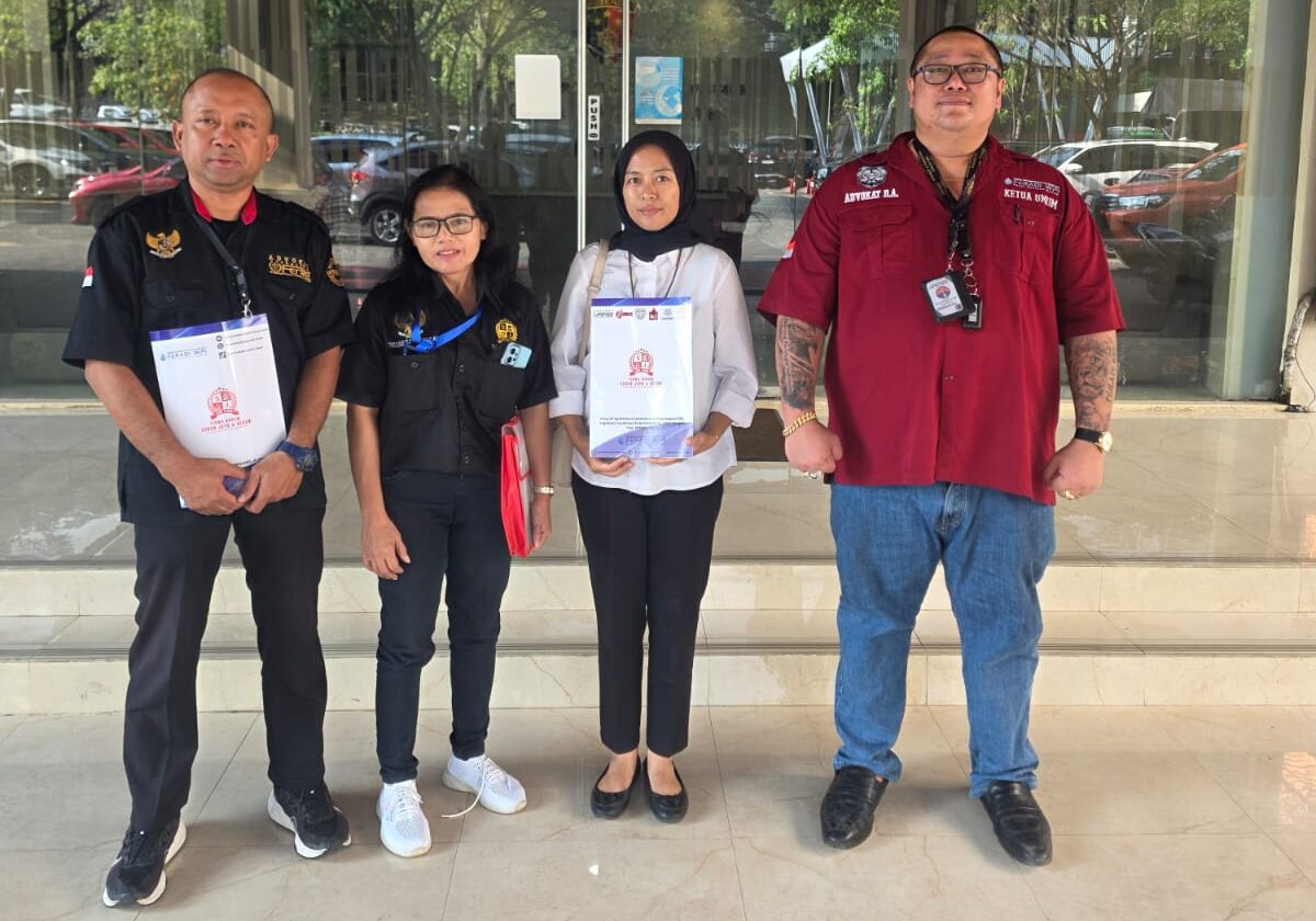 Doc. Keterangan Foto: Advokat Donny Andretti bersama tim Firma Hukum Subur Jaya dan Rekan, klien pendampingan, serta rekan media berfoto bersama usai menjalani pemeriksaan dan pendampingan laporan dugaan pemalsuan tanda tangan di Ditreskrimum Polda Jawa Tengah, Senin (18/5/2026).