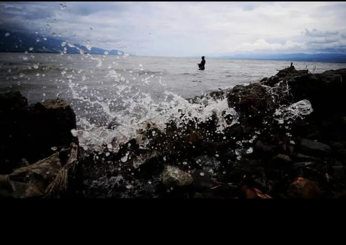 Doc. Kondisi gelombang laut di kawasan pesisir selatan Kabupaten Malang terlihat cukup tinggi saat peringatan dini cuaca dikeluarkan BMKG, Selasa (19/5/2026). Nelayan dan wisatawan diimbau meningkatkan kewaspadaan terhadap potensi ombak besar dan arus laut.