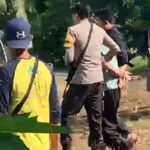 Doc. Petugas kepolisian bersama warga saat mengamankan terduga pelaku penganiayaan menggunakan senjata tajam di Desa Pakutik RT 001, Kecamatan Sungai Pinang, Kabupaten Banjar, Selasa (19/5/2026), usai insiden yang menyebabkan satu korban meninggal dunia dan dua lainnya mengalami luka serius.