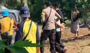 Doc. Petugas kepolisian bersama warga saat mengamankan terduga pelaku penganiayaan menggunakan senjata tajam di Desa Pakutik RT 001, Kecamatan Sungai Pinang, Kabupaten Banjar, Selasa (19/5/2026), usai insiden yang menyebabkan satu korban meninggal dunia dan dua lainnya mengalami luka serius.
