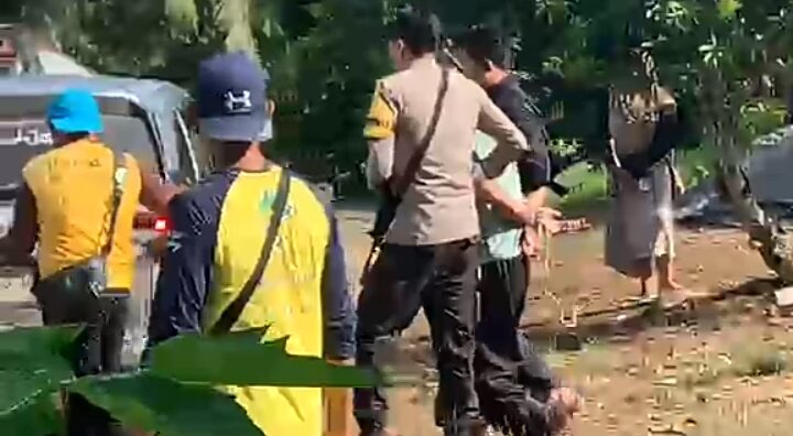 Doc. Petugas kepolisian bersama warga saat mengamankan terduga pelaku penganiayaan menggunakan senjata tajam di Desa Pakutik RT 001, Kecamatan Sungai Pinang, Kabupaten Banjar, Selasa (19/5/2026), usai insiden yang menyebabkan satu korban meninggal dunia dan dua lainnya mengalami luka serius.