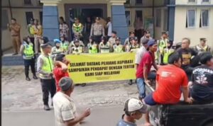 Doc. Ratusan warga Dusun Karangtalun, Desa Mlilir, Kecamatan Bandungan, Kabupaten Semarang, menyampaikan aspirasi di Balai Desa Mlilir dengan pengawalan aparat kepolisian guna menjaga keamanan dan ketertiban selama aksi berlangsung, Selasa (19/5/2026).