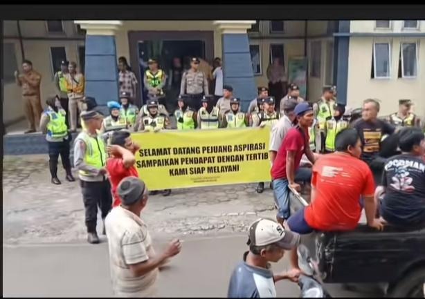 Doc. Ratusan warga Dusun Karangtalun, Desa Mlilir, Kecamatan Bandungan, Kabupaten Semarang, menyampaikan aspirasi di Balai Desa Mlilir dengan pengawalan aparat kepolisian guna menjaga keamanan dan ketertiban selama aksi berlangsung, Selasa (19/5/2026).