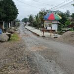 Doc. Kondisi titik jalan rusak di wilayah Tiuh Balak Pasar, Kecamatan Baradatu, Kabupaten Way Kanan, Lampung, yang diperbaiki secara swadaya oleh warga melalui kegiatan gotong royong, Rabu (20/5/2026).