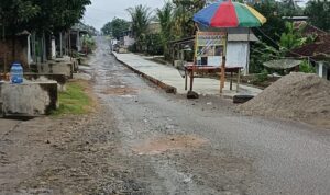 Doc. Kondisi titik jalan rusak di wilayah Tiuh Balak Pasar, Kecamatan Baradatu, Kabupaten Way Kanan, Lampung, yang diperbaiki secara swadaya oleh warga melalui kegiatan gotong royong, Rabu (20/5/2026).