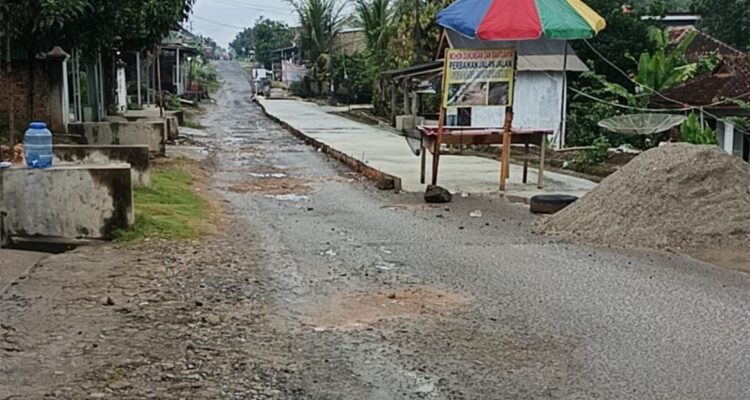 Doc. Kondisi titik jalan rusak di wilayah Tiuh Balak Pasar, Kecamatan Baradatu, Kabupaten Way Kanan, Lampung, yang diperbaiki secara swadaya oleh warga melalui kegiatan gotong royong, Rabu (20/5/2026).