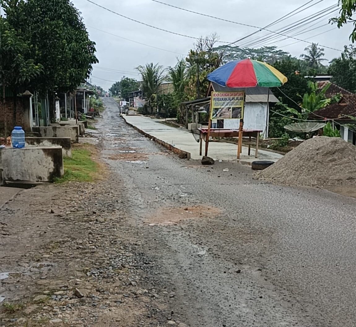 Doc. Kondisi titik jalan rusak di wilayah Tiuh Balak Pasar, Kecamatan Baradatu, Kabupaten Way Kanan, Lampung, yang diperbaiki secara swadaya oleh warga melalui kegiatan gotong royong, Rabu (20/5/2026).
