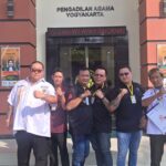 Doc. Tim PBH FERADI WPI bersama Subur Jaya Lawfirm berfoto bersama usai menjalankan agenda litigasi dan pendampingan perkara di Pengadilan Agama Yogyakarta, Rabu (20/5/2026).