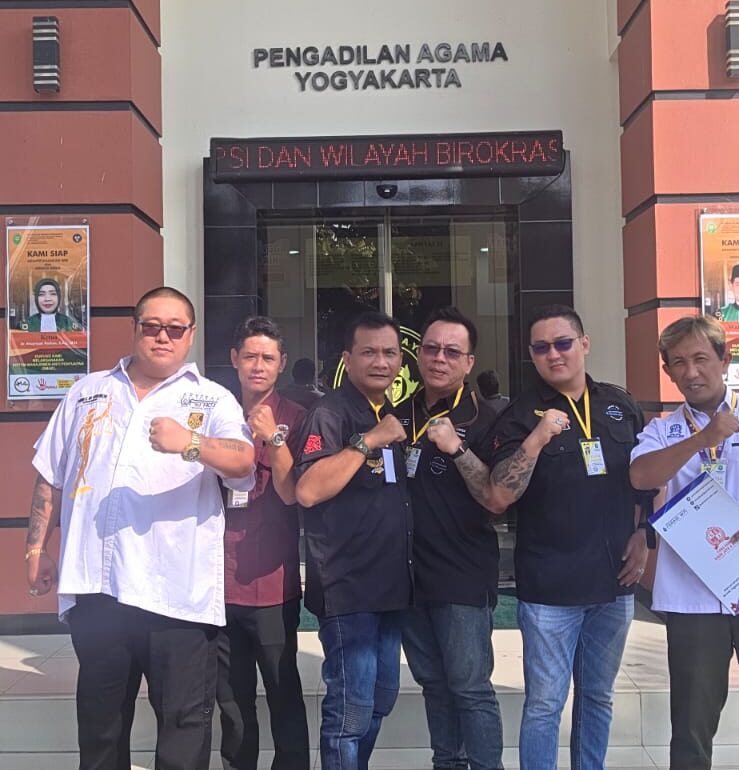 Doc. Tim PBH FERADI WPI bersama Subur Jaya Lawfirm berfoto bersama usai menjalankan agenda litigasi dan pendampingan perkara di Pengadilan Agama Yogyakarta, Rabu (20/5/2026).