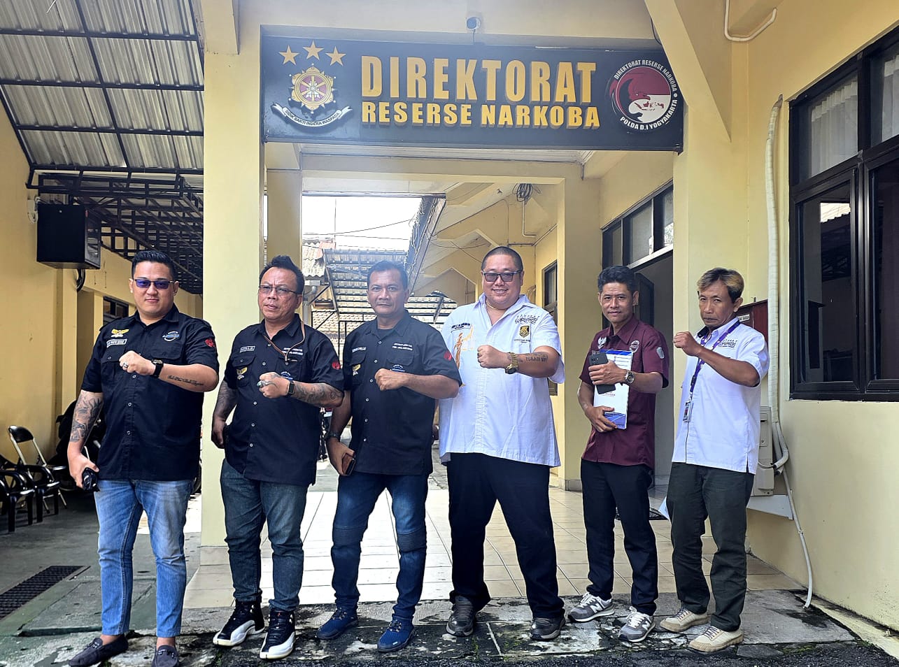 Doc. Ketua Umum FERADI WPI Donny Andretti bersama jajaran tim pendamping hukum PBH FERADI WPI dan Subur Jaya Lawfirm saat menghadiri agenda pendampingan pidana di Polda DIY, Sleman, Yogyakarta.