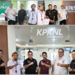 Doc. Tim PBH FERADI WPI bersama Subur Jaya Lawfirm berfoto bersama di Kantor KPKNL Yogyakarta usai melaksanakan agenda pendampingan perkara lelang dan koordinasi penanganan hukum terkait aset klien.