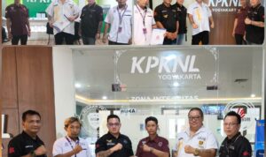 Doc. Tim PBH FERADI WPI bersama Subur Jaya Lawfirm berfoto bersama di Kantor KPKNL Yogyakarta usai melaksanakan agenda pendampingan perkara lelang dan koordinasi penanganan hukum terkait aset klien.