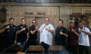 Doc. Ketua Umum FERADI WPI Advokat Donny Andretti bersama jajaran tim Subur Jaya Lawfirm dan PBH FERADI WPI berfoto bersama usai agenda koordinasi penanganan perkara di Kedai Den Wir, Kota Yogyakarta, Rabu (20/5/2026).