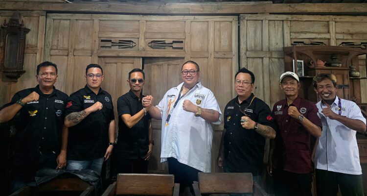 Doc. Ketua Umum FERADI WPI Advokat Donny Andretti bersama jajaran tim Subur Jaya Lawfirm dan PBH FERADI WPI berfoto bersama usai agenda koordinasi penanganan perkara di Kedai Den Wir, Kota Yogyakarta, Rabu (20/5/2026).