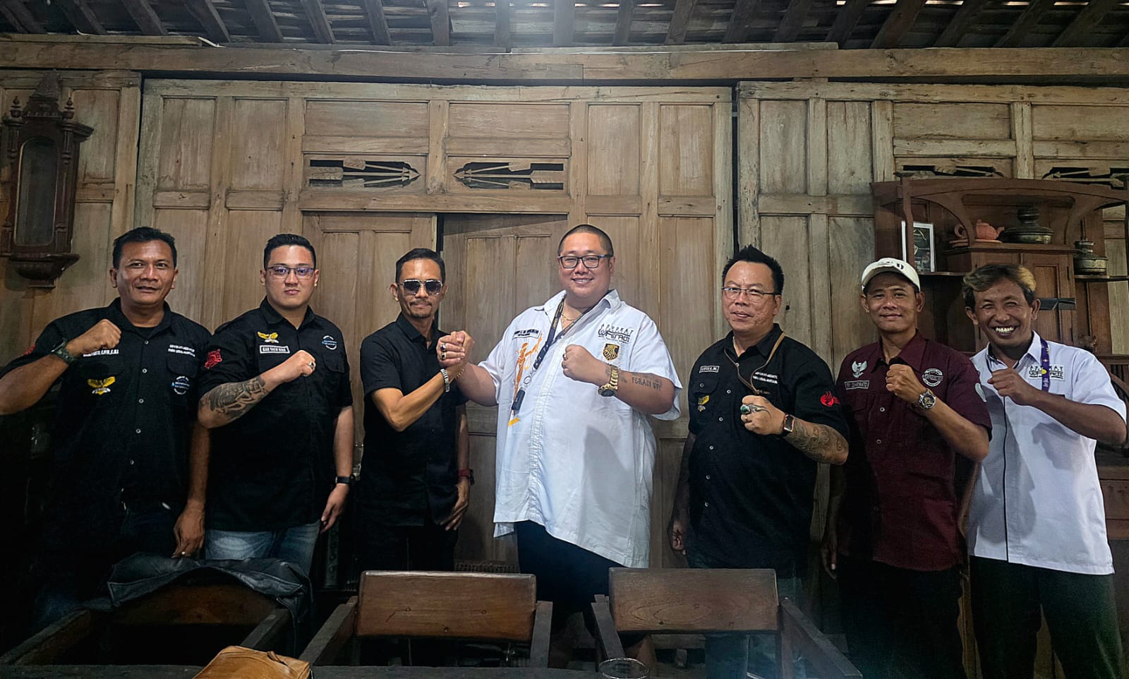 Doc. Ketua Umum FERADI WPI Advokat Donny Andretti bersama jajaran tim Subur Jaya Lawfirm dan PBH FERADI WPI berfoto bersama usai agenda koordinasi penanganan perkara di Kedai Den Wir, Kota Yogyakarta, Rabu (20/5/2026).