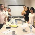 Doc. Jajaran pengurus dan tim hukum FERADI WPI DKI Jakarta berfoto bersama usai menggelar rapat strategis pembahasan pendampingan masyarakat transmigrasi UPT/SP 2 Desa Air Balui di Hotel Sofyan Tebet, Jakarta, Kamis (15/5/2026). Rapat membahas langkah advokasi dan persiapan audiensi dengan sejumlah lembaga negara terkait dugaan belum terpenuhinya hak-hak masyarakat transmigrasi di Kabupaten Musi Banyuasin, Sumatera Selatan.