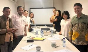 Doc. Jajaran pengurus dan tim hukum FERADI WPI DKI Jakarta berfoto bersama usai menggelar rapat strategis pembahasan pendampingan masyarakat transmigrasi UPT/SP 2 Desa Air Balui di Hotel Sofyan Tebet, Jakarta, Kamis (15/5/2026). Rapat membahas langkah advokasi dan persiapan audiensi dengan sejumlah lembaga negara terkait dugaan belum terpenuhinya hak-hak masyarakat transmigrasi di Kabupaten Musi Banyuasin, Sumatera Selatan.