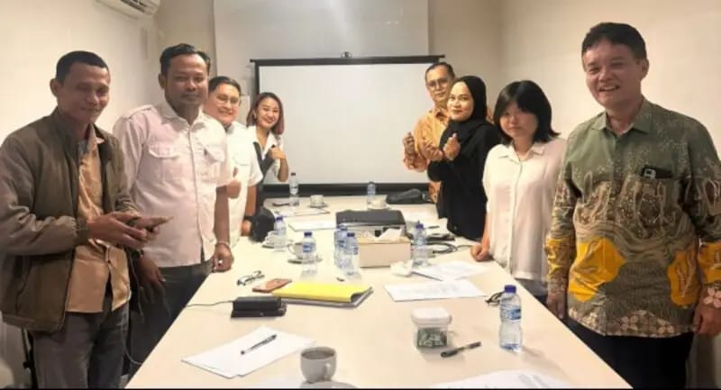 Doc. Jajaran pengurus dan tim hukum FERADI WPI DKI Jakarta berfoto bersama usai menggelar rapat strategis pembahasan pendampingan masyarakat transmigrasi UPT/SP 2 Desa Air Balui di Hotel Sofyan Tebet, Jakarta, Kamis (15/5/2026). Rapat membahas langkah advokasi dan persiapan audiensi dengan sejumlah lembaga negara terkait dugaan belum terpenuhinya hak-hak masyarakat transmigrasi di Kabupaten Musi Banyuasin, Sumatera Selatan.