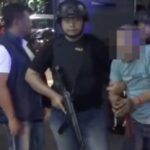 Doc. Terduga pelaku kasus penjambretan telepon genggam terhadap seorang anak di kawasan Rempoa, Ciputat Timur, Tangerang Selatan, saat diturunkan dari kendaraan kepolisian usai diamankan Tim Pemburu Begal Polda Metro Jaya untuk menjalani proses pemeriksaan lebih lanjut. Wajah terduga pelaku disamarkan atau di-blur oleh redaksi guna menghormati asas praduga tak bersalah dan melindungi hak privasi sebelum adanya putusan hukum tetap dari pengadilan.