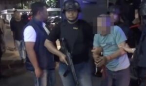 Doc. Terduga pelaku kasus penjambretan telepon genggam terhadap seorang anak di kawasan Rempoa, Ciputat Timur, Tangerang Selatan, saat diturunkan dari kendaraan kepolisian usai diamankan Tim Pemburu Begal Polda Metro Jaya untuk menjalani proses pemeriksaan lebih lanjut. Wajah terduga pelaku disamarkan atau di-blur oleh redaksi guna menghormati asas praduga tak bersalah dan melindungi hak privasi sebelum adanya putusan hukum tetap dari pengadilan.